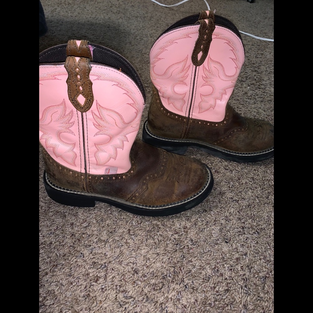 Women’s Justin Gypsy Pink Rounded Toe Boots Size 9